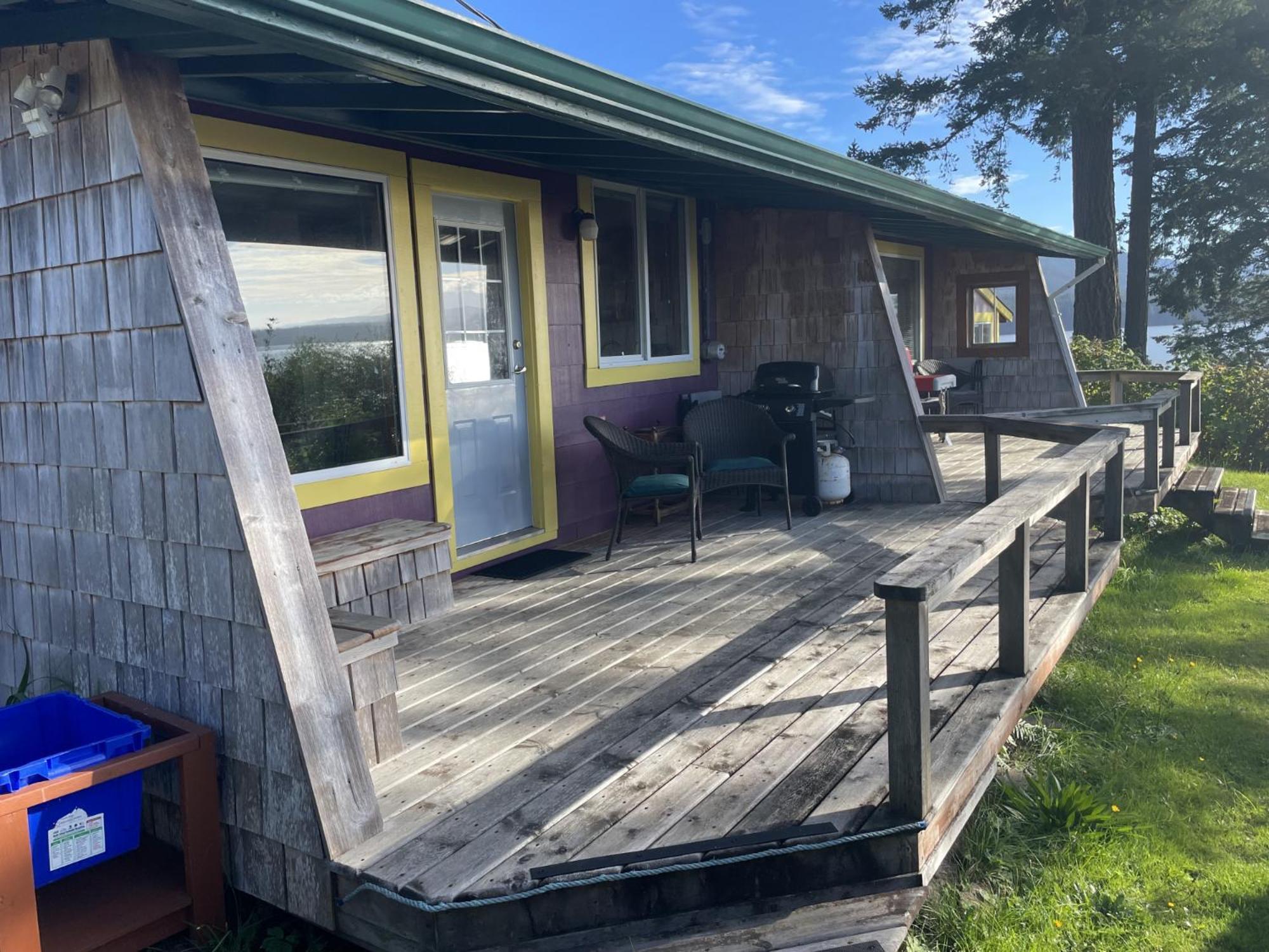 Seine Boat Inn Alert Bay Exterior foto